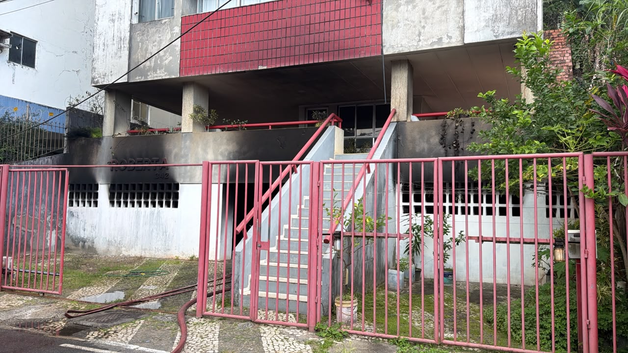 Carro destruído em garagem