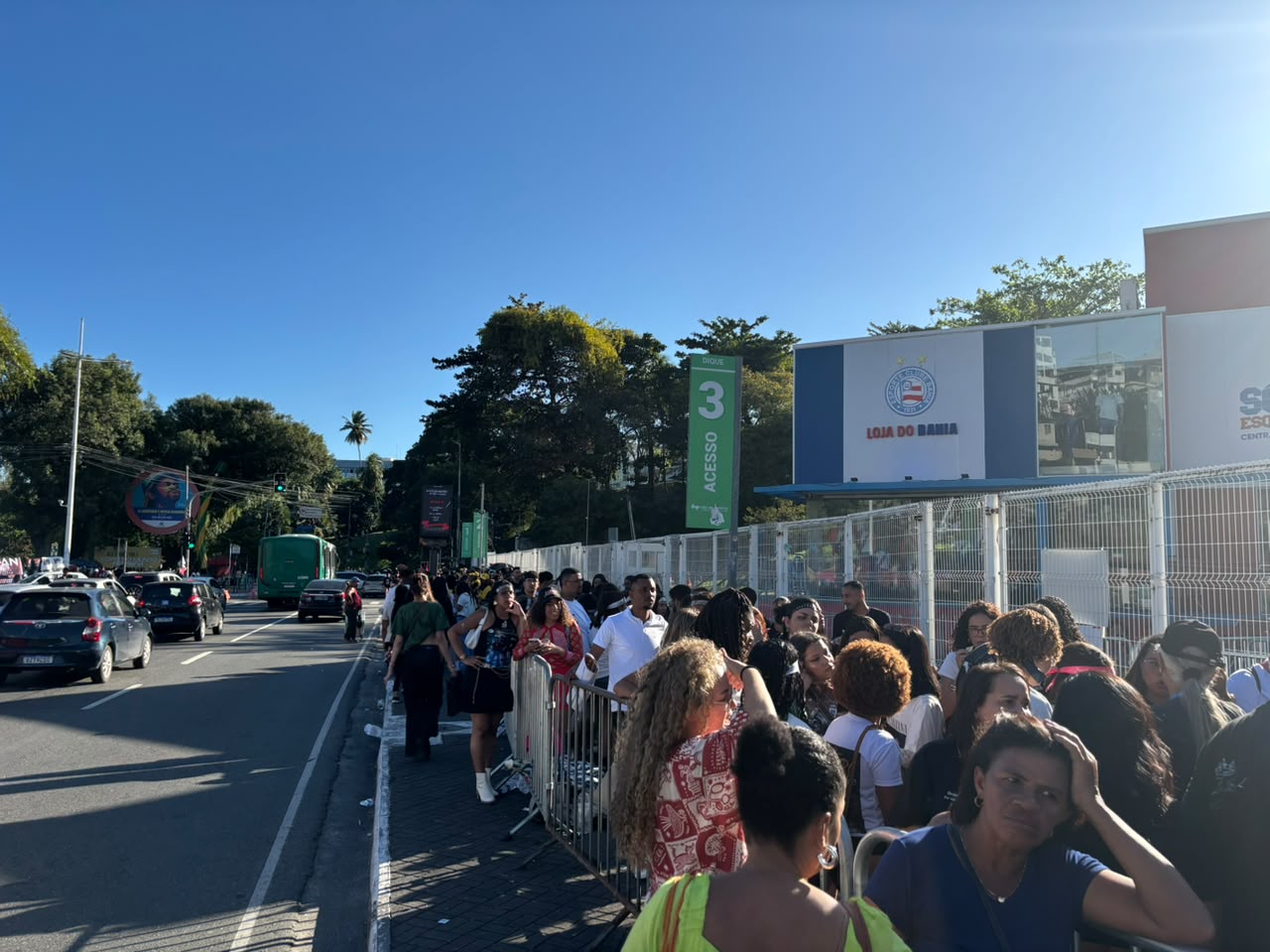 Fãs na entrada da Arena Fonte Nova