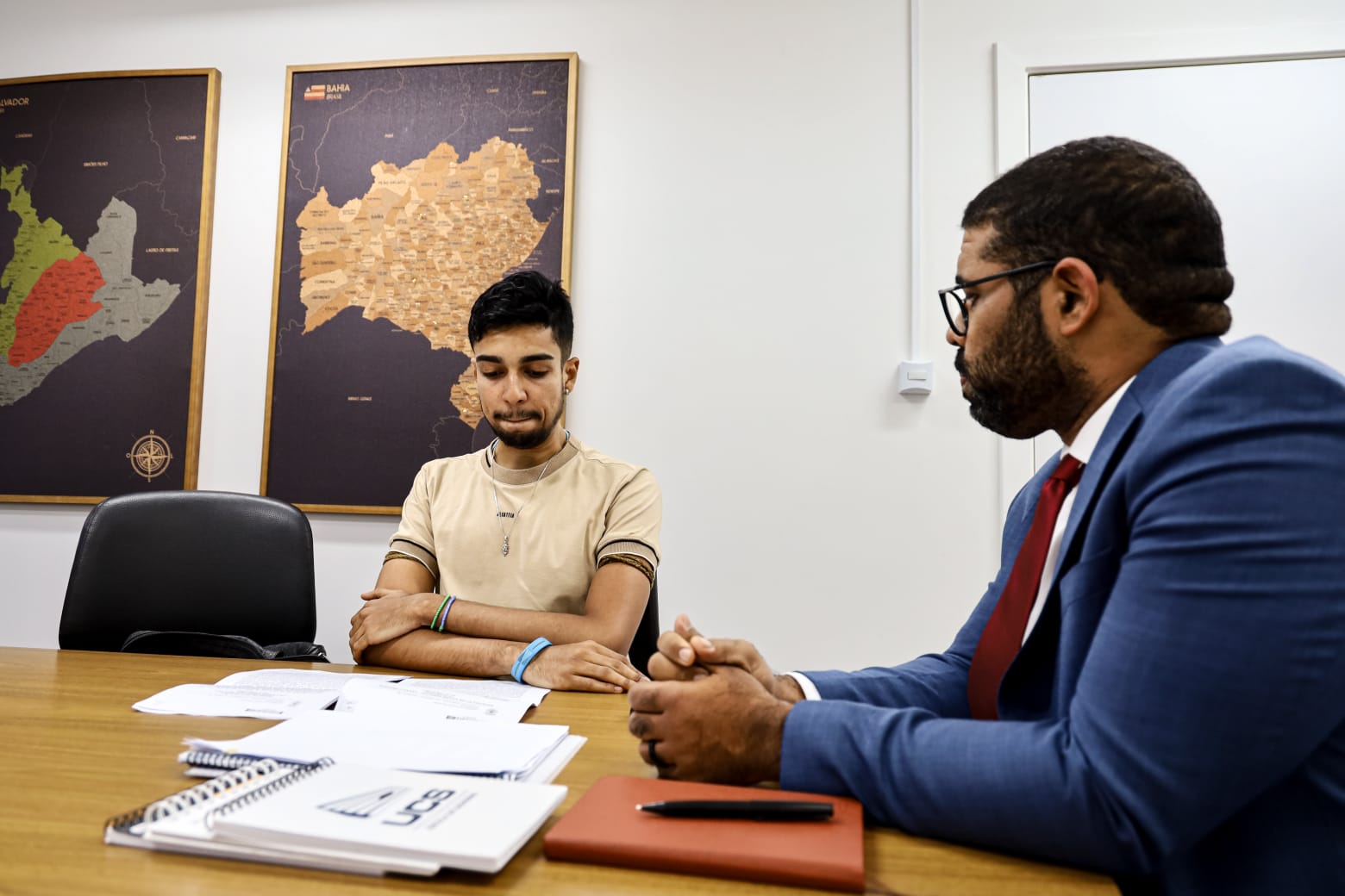 Felipe Freitas recebe estudante agredido por Diego Castro e afirma ter prestado queixa contra o deputado - QTU Questões do Universo