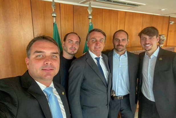 Bolsonaro e filhos
