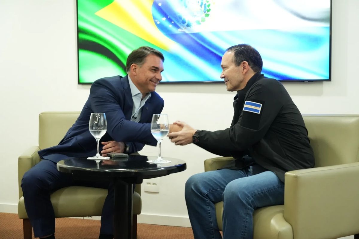 Flávio Bolsonaro defende “método Bukele” para segurança pública: “Tem pouco preso no Brasil” - QTU Questões do Universo