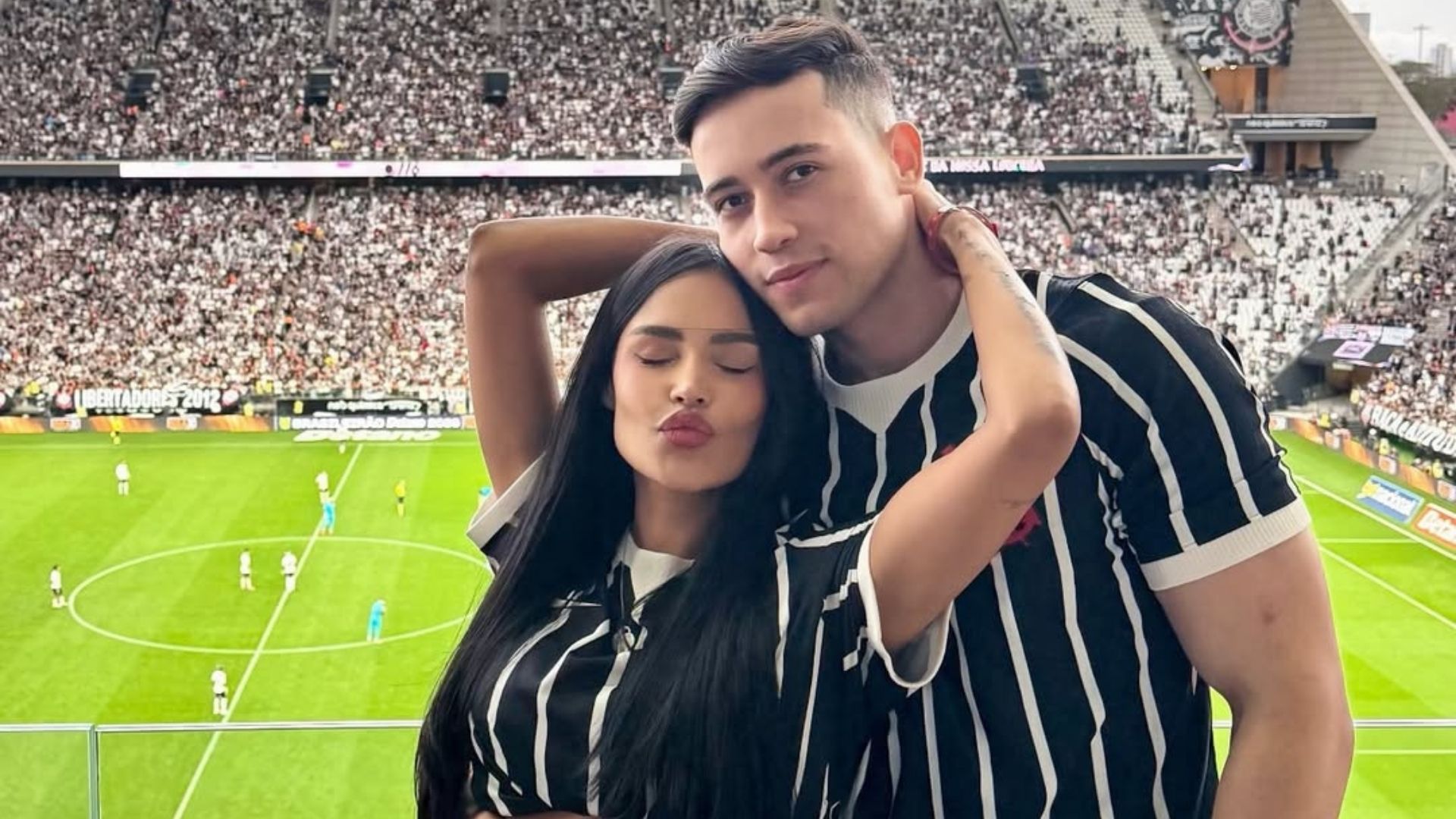 Flay apareceu ao lado do baiano Samuel Lima durante partida do Corinthians e levantou rumores sobre um possível romance — Foto: Reprodução/Instagram