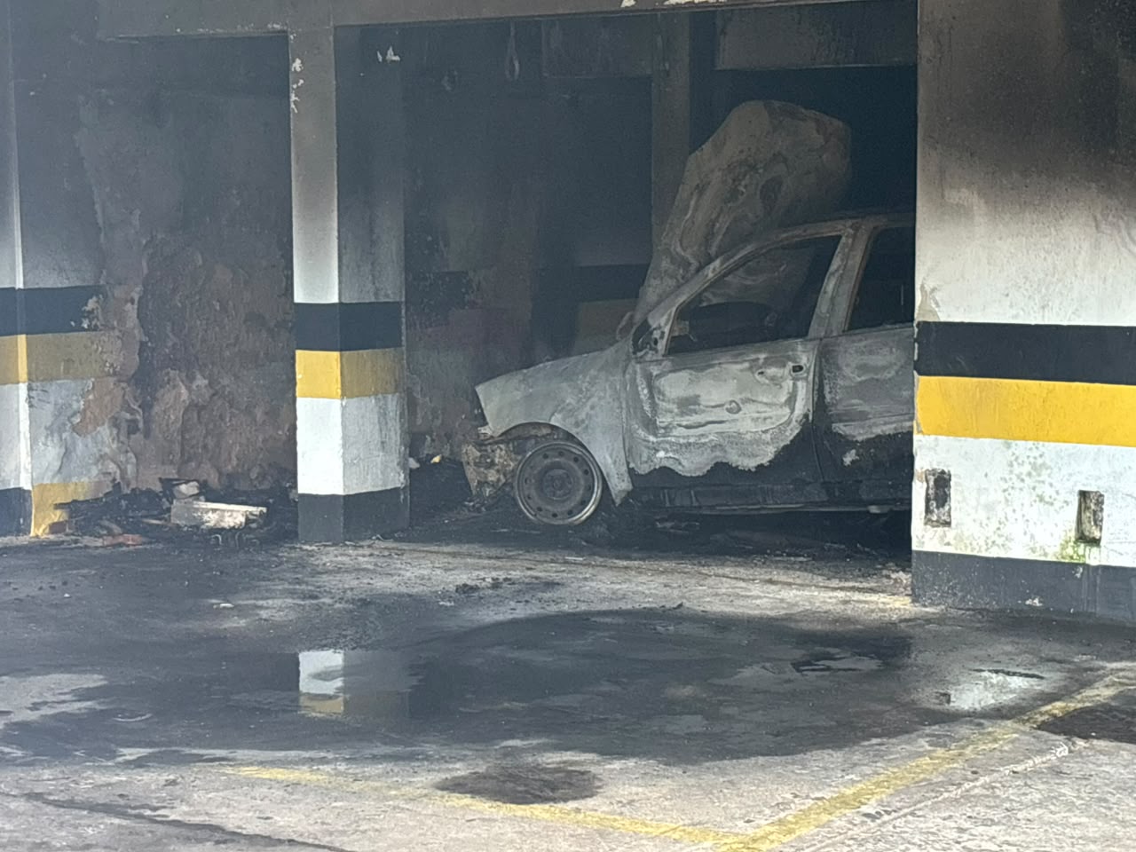   Carro destruído em garagem