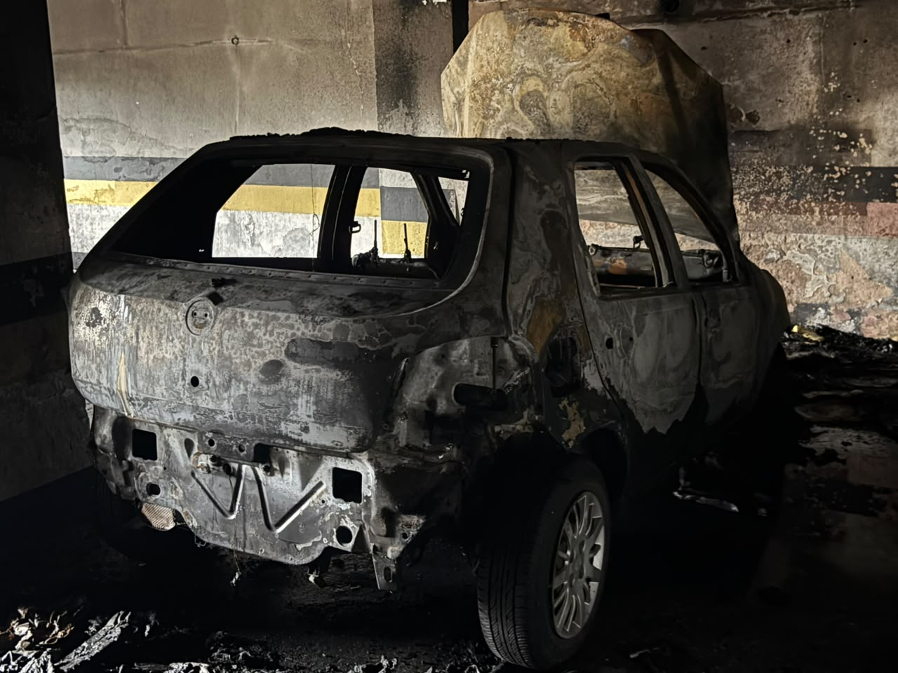 Carro destruído em garagem