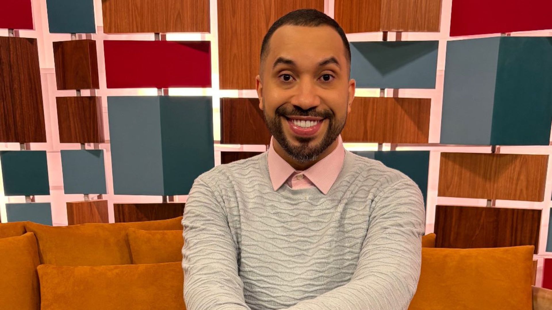 Gil do Vigor tem reação inusitada ao ver galã da Globo de sunga e web reage: "Se controla"
