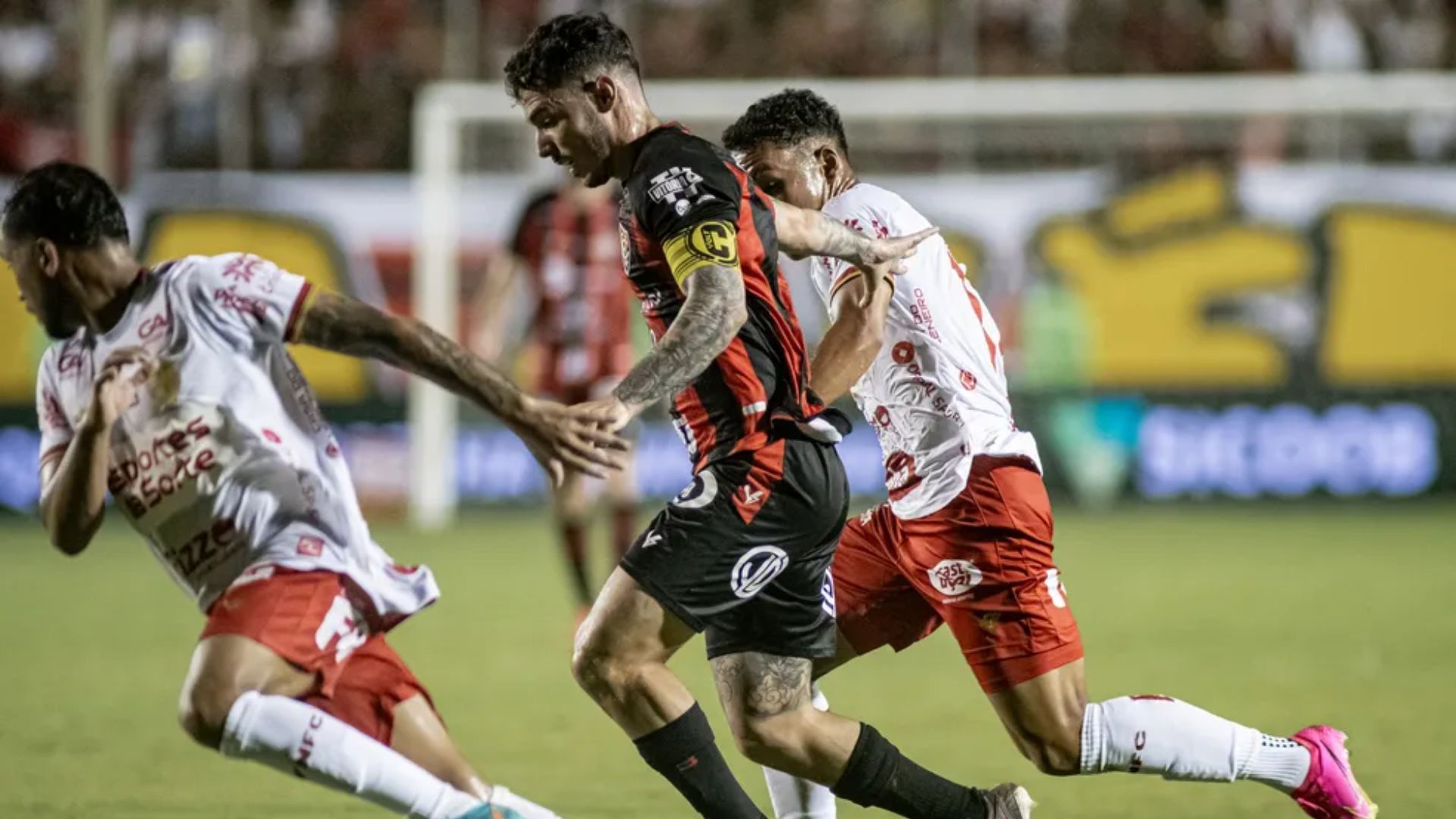 Giovanni Augusto com as cores do Vitória - Foto: Victor Ferreira / ECV