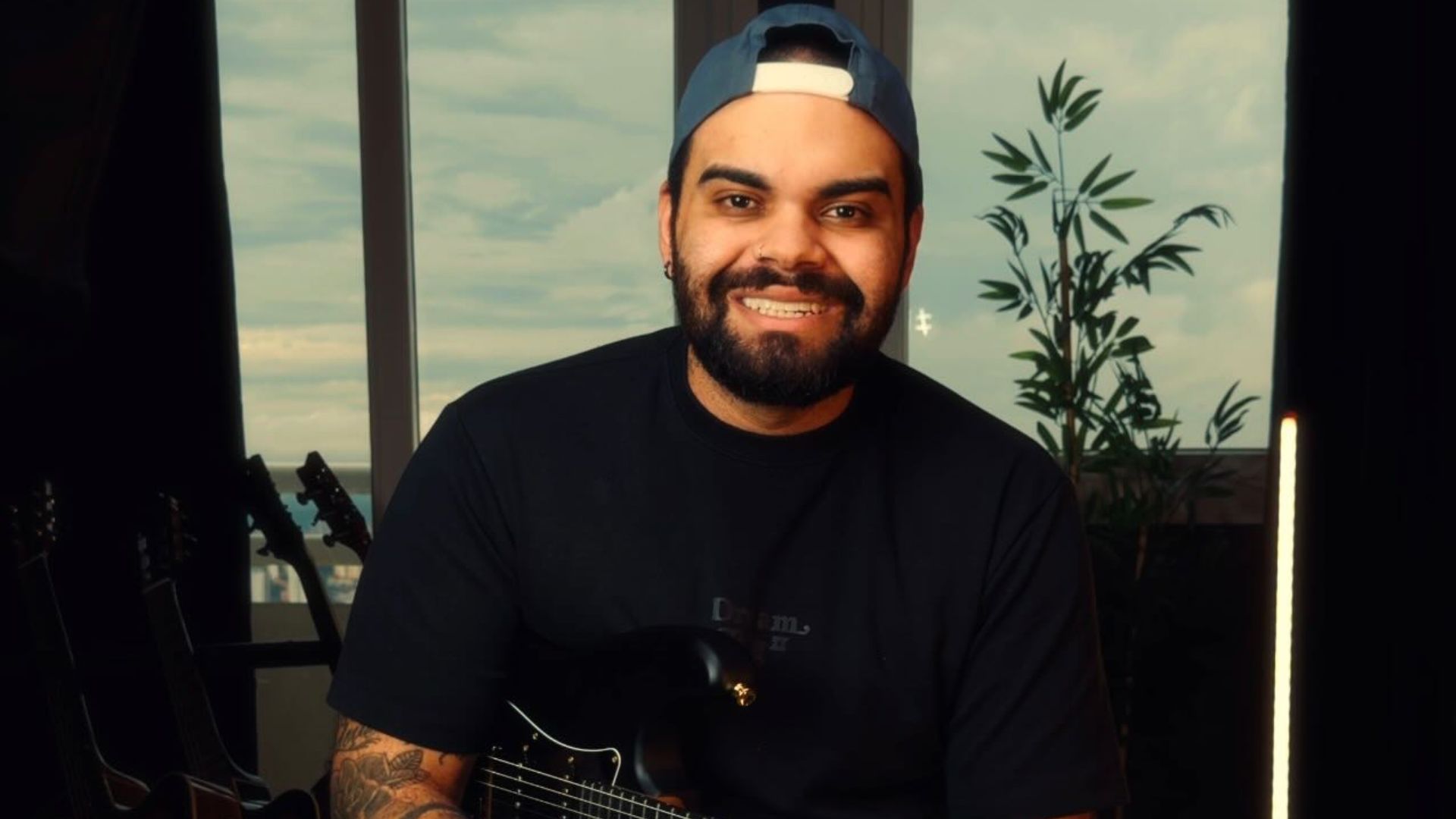 EMOCIONANTE! Cantor surpreende pai 16 anos após sacrifício pela carreira do filho 
