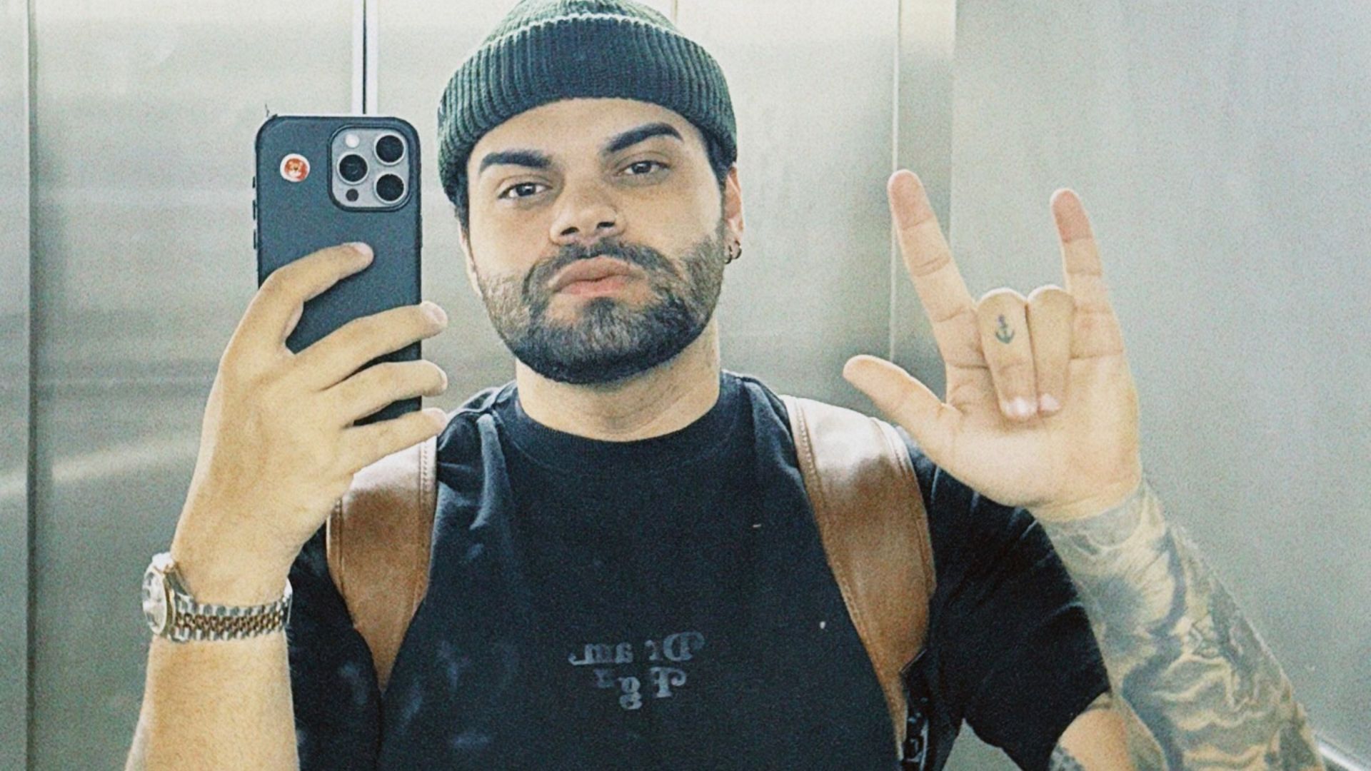 EMOCIONANTE! Cantor surpreende pai 16 anos após sacrifício pela carreira do filho 