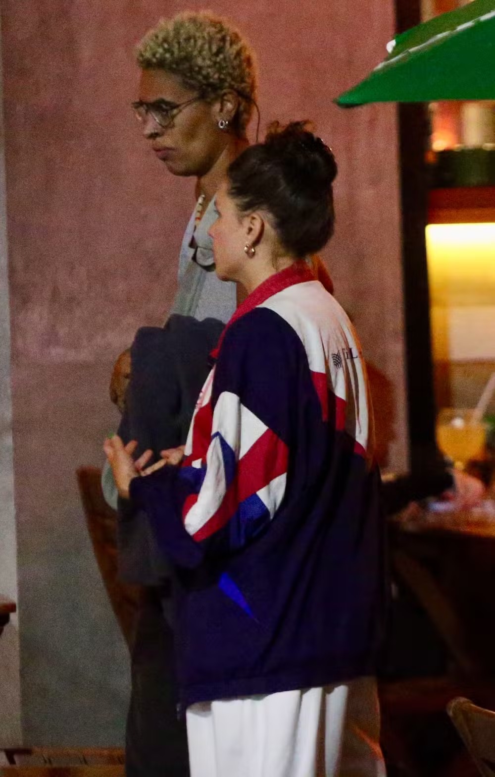 Bruna Linzmeyer é clicada ao lado da ex-namorada em restaurante no Rio — Foto: Thiago Martins/ Agnews