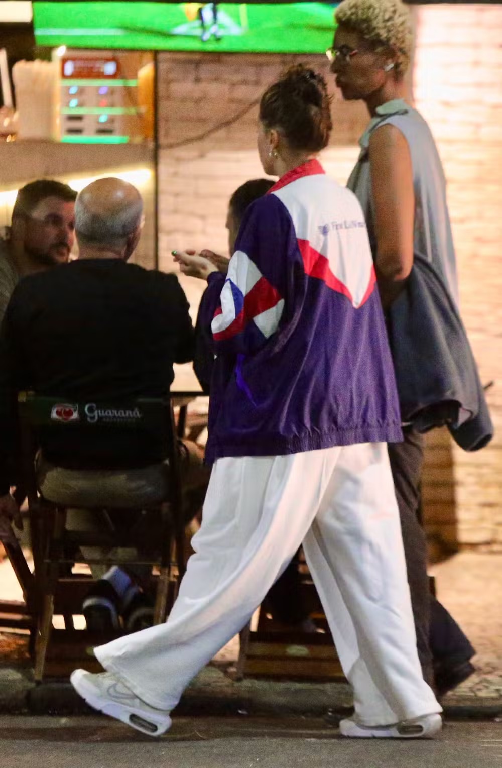 Bruna Linzmeyer é clicada ao lado da ex-namorada em restaurante no Rio — Foto: Thiago Martins/ Agnews