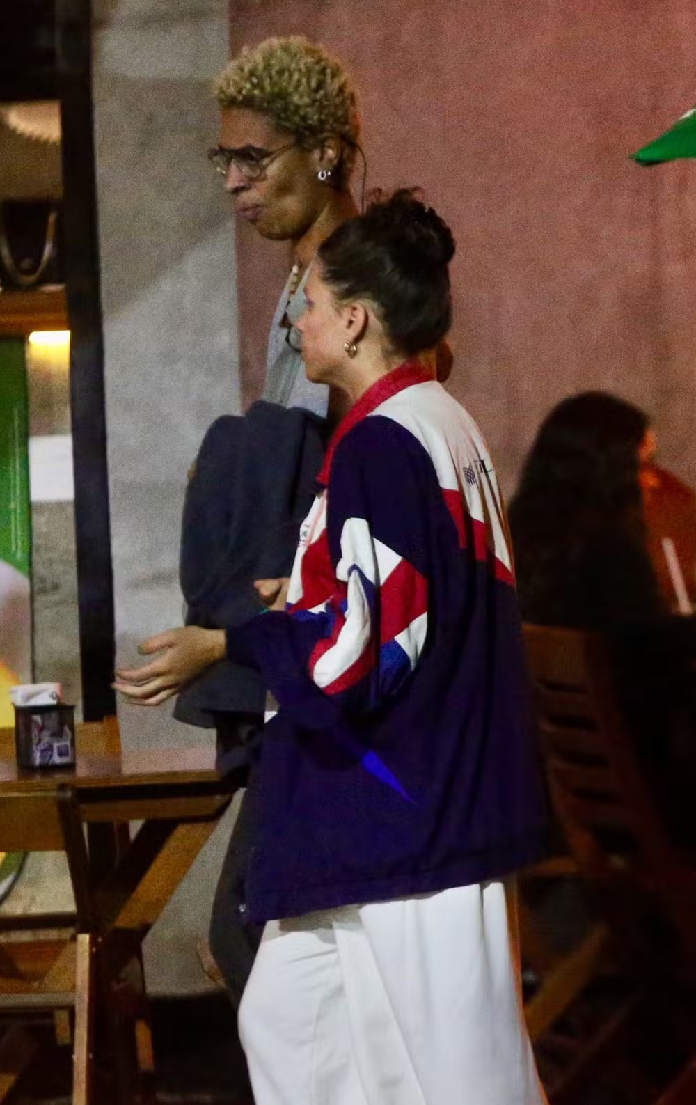 Bruna Linzmeyer é clicada ao lado da ex-namorada em restaurante no Rio — Foto: Thiago Martins/ Agnews