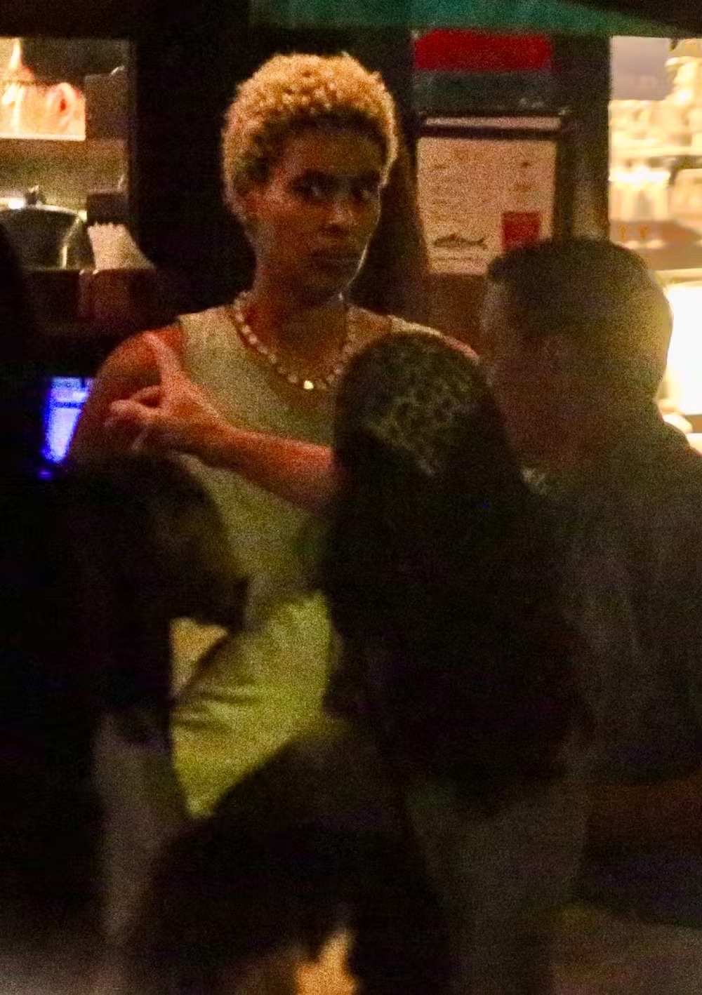 Bruna Linzmeyer é clicada ao lado da ex-namorada em restaurante no Rio — Foto: Thiago Martins/ Agnews