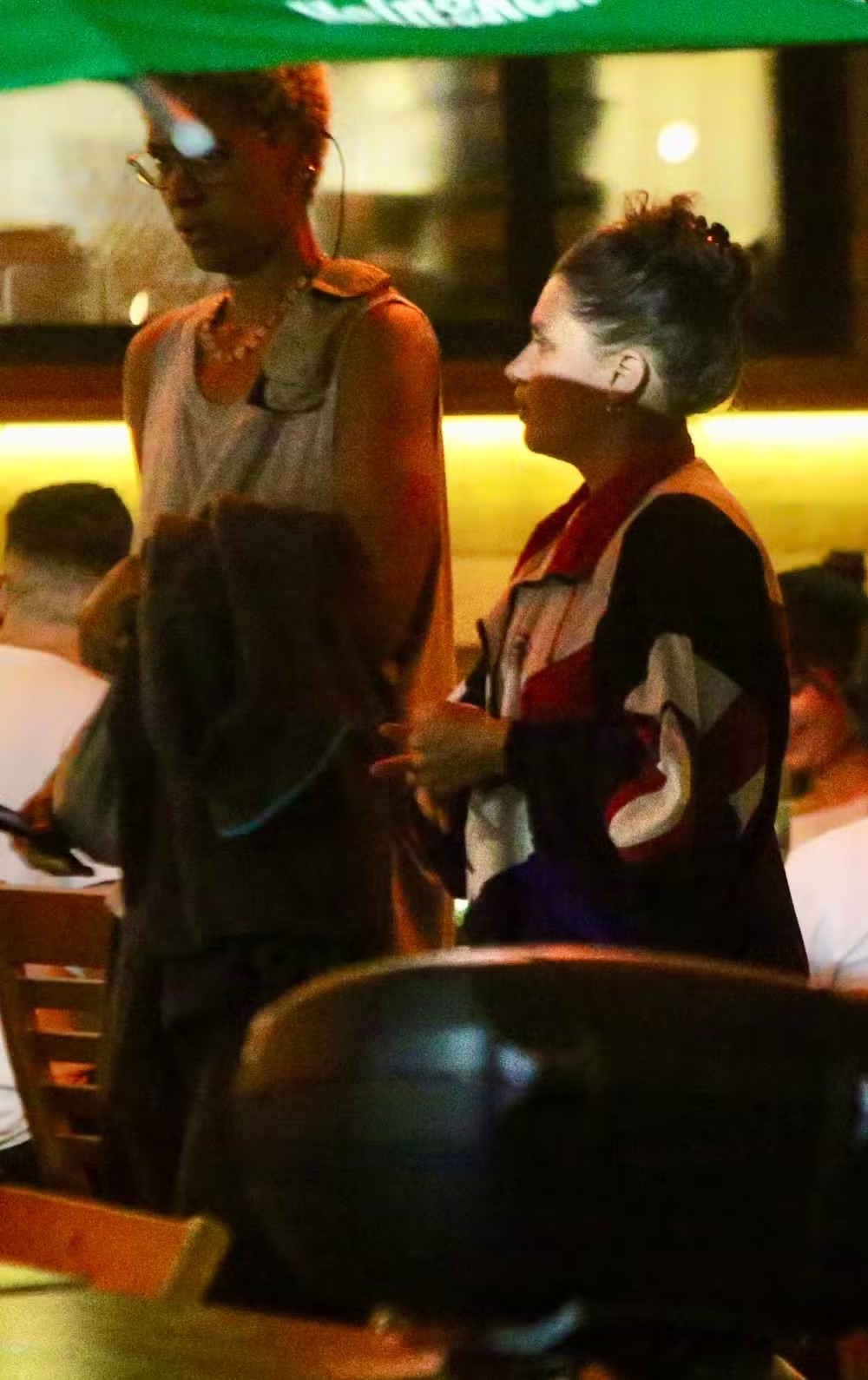 Bruna Linzmeyer é clicada ao lado da ex-namorada em restaurante no Rio — Foto: Thiago Martins/ Agnews