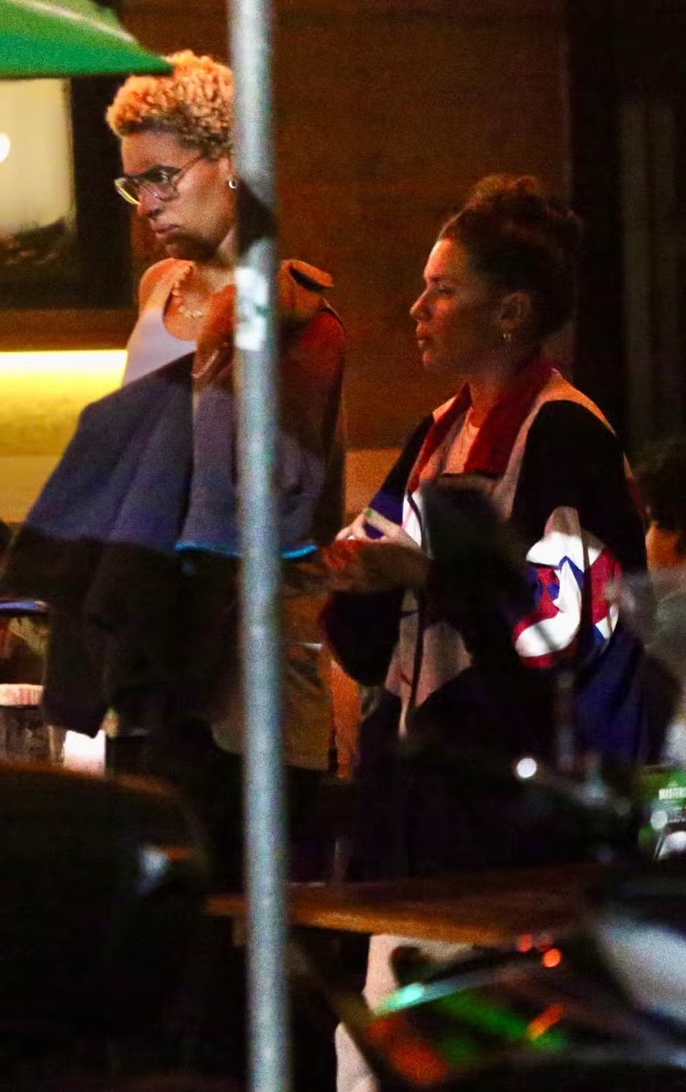 Bruna Linzmeyer é clicada ao lado da ex-namorada em restaurante no Rio — Foto: Thiago Martins/ Agnews