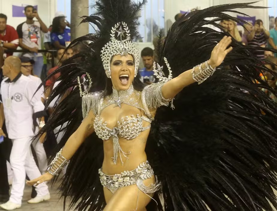 Anitta em desfile pela Mocidade em 2013 (Agnews)