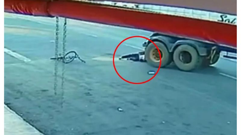 Menino é atropelado por caminhão, arrastado e surpreende ao sair andando