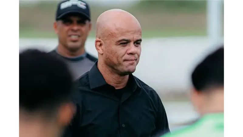 Astro do futebol brasileiro relembra quando voltou à sala de aula