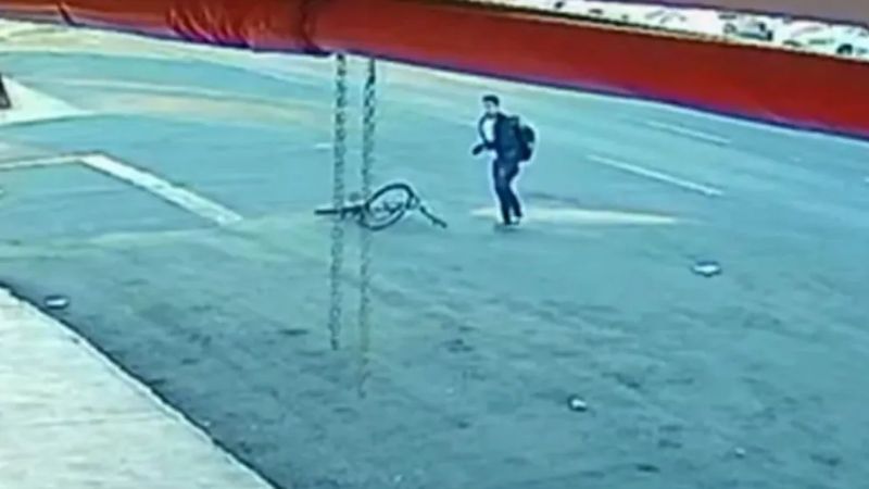 Menino é atropelado por caminhão, arrastado e surpreende ao sair andando