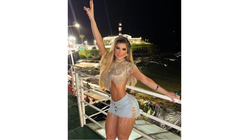 Bailarina que roubou a cena no show de Leonardo