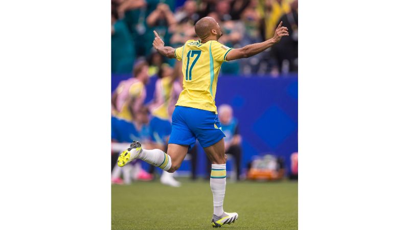 O volante brasileiro Fabinho
