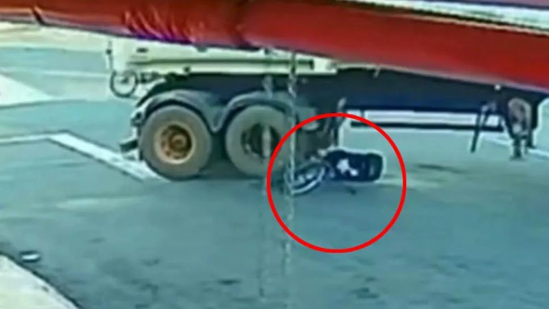 Menino é atropelado por caminhão, arrastado e surpreende ao sair andando