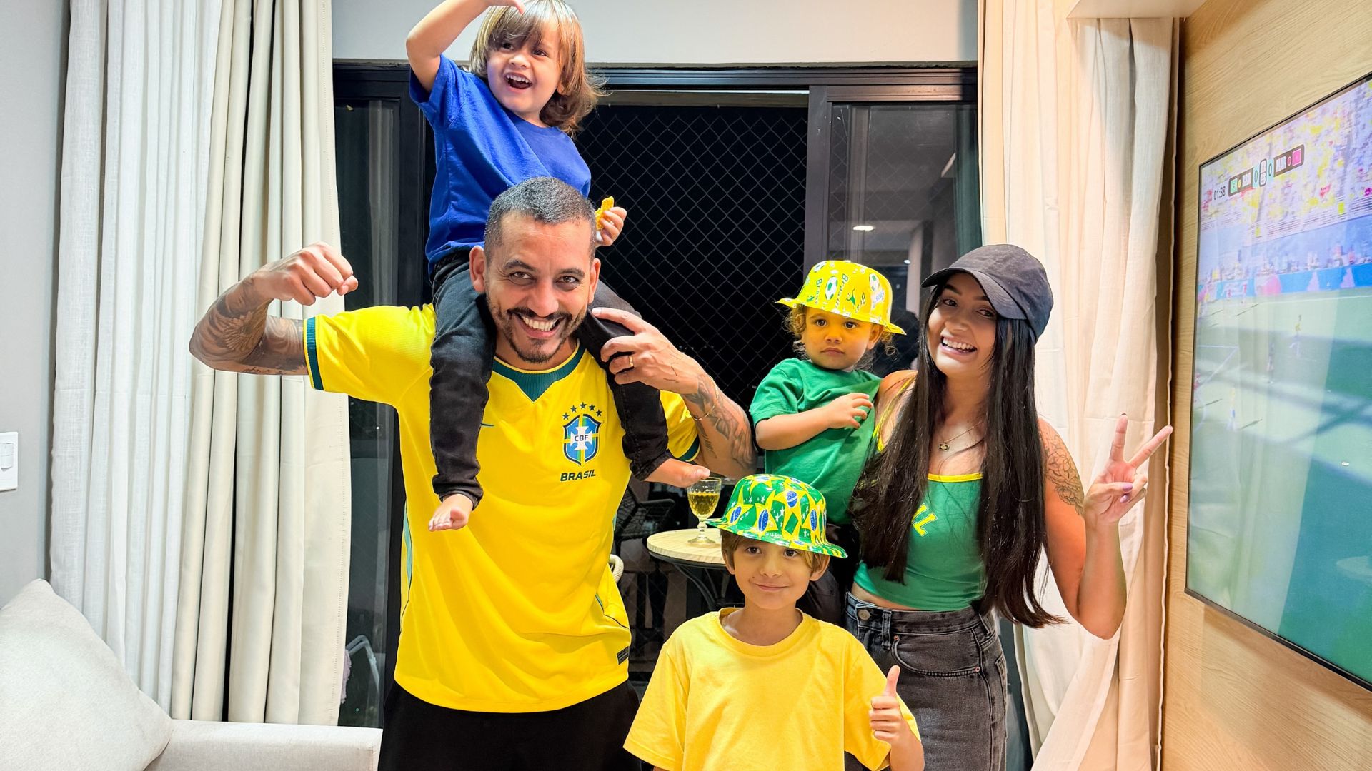 Influenciadora era mãe de Théo, Ravi e Filippo e produzia conteúdos sobre maternidade e rotina familiar. - Foto: Redes Sociais 