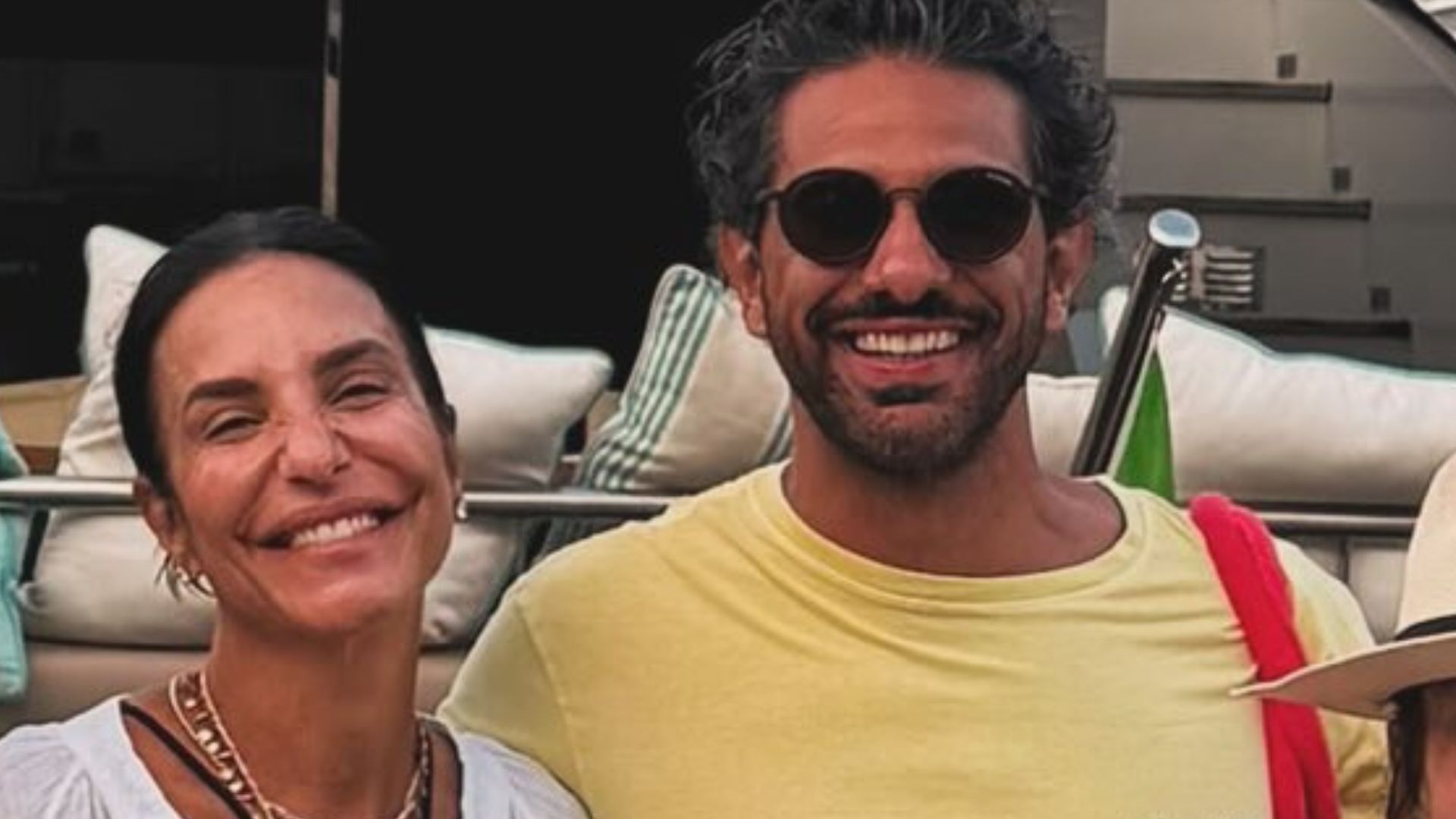 Clima de romance! Ivete Sangalo posa agarradinha ao namorado durante férias na França