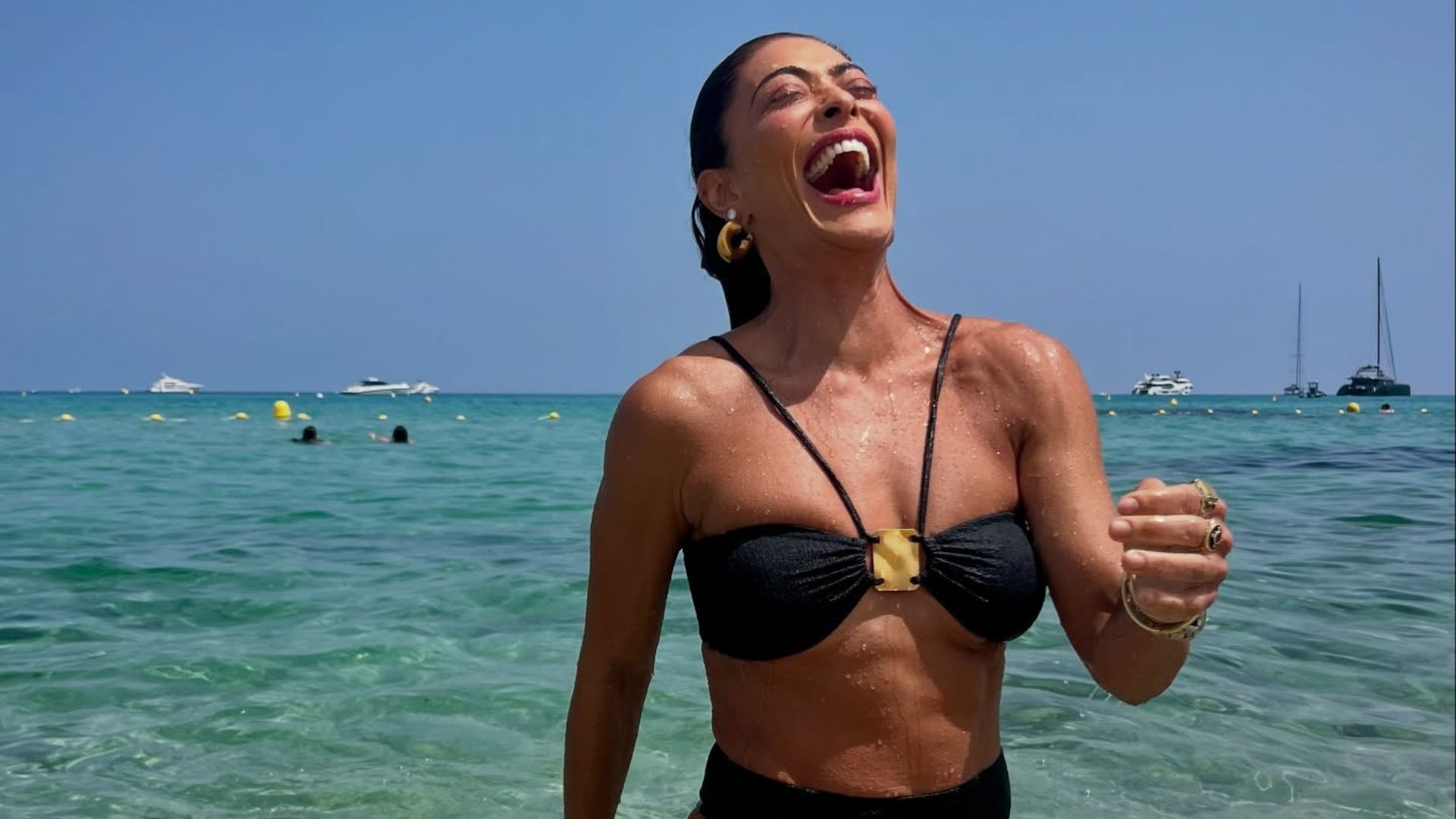Juliana Paes impressiona com dança de biquíni e ganha apelido inusitado