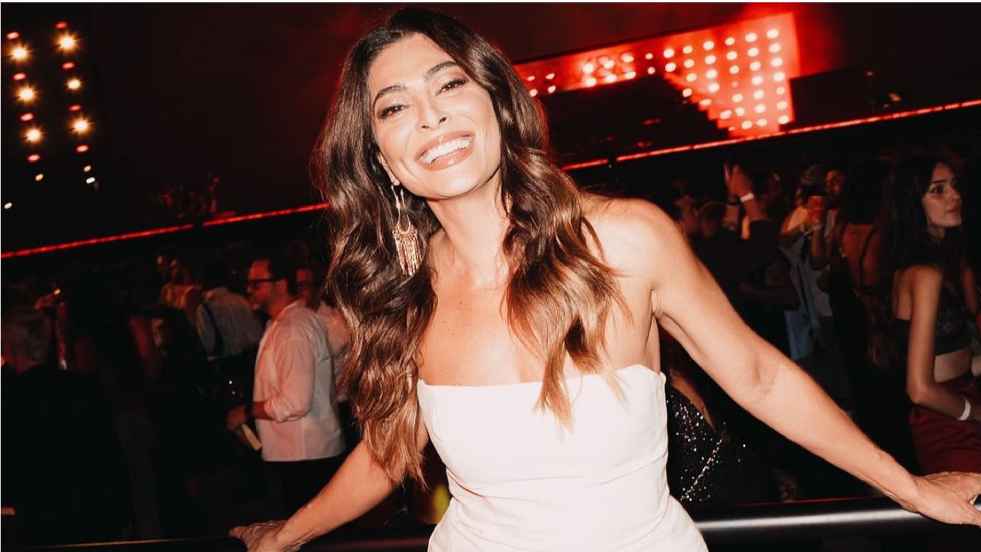 Juliana Paes impressiona com dança de biquíni e ganha apelido inusitado