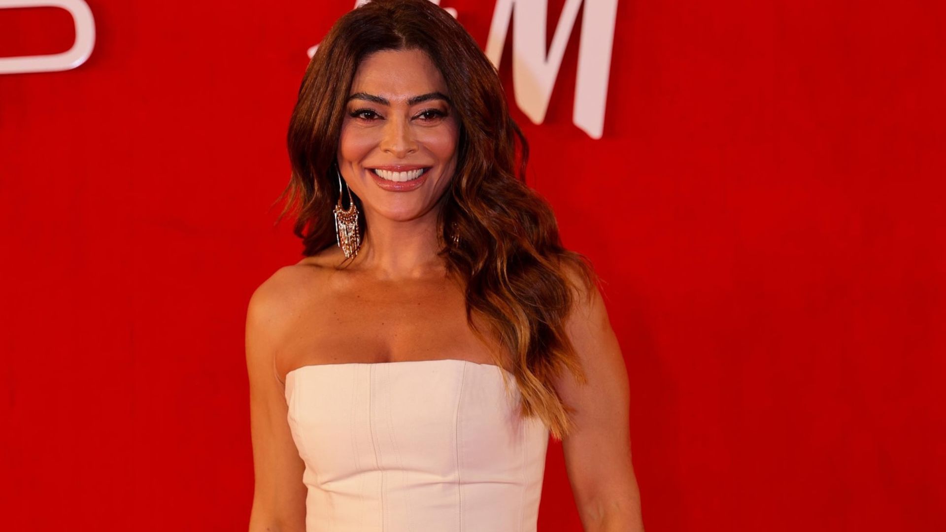 Juliana Paes impressiona com dança de biquíni e ganha apelido inusitado