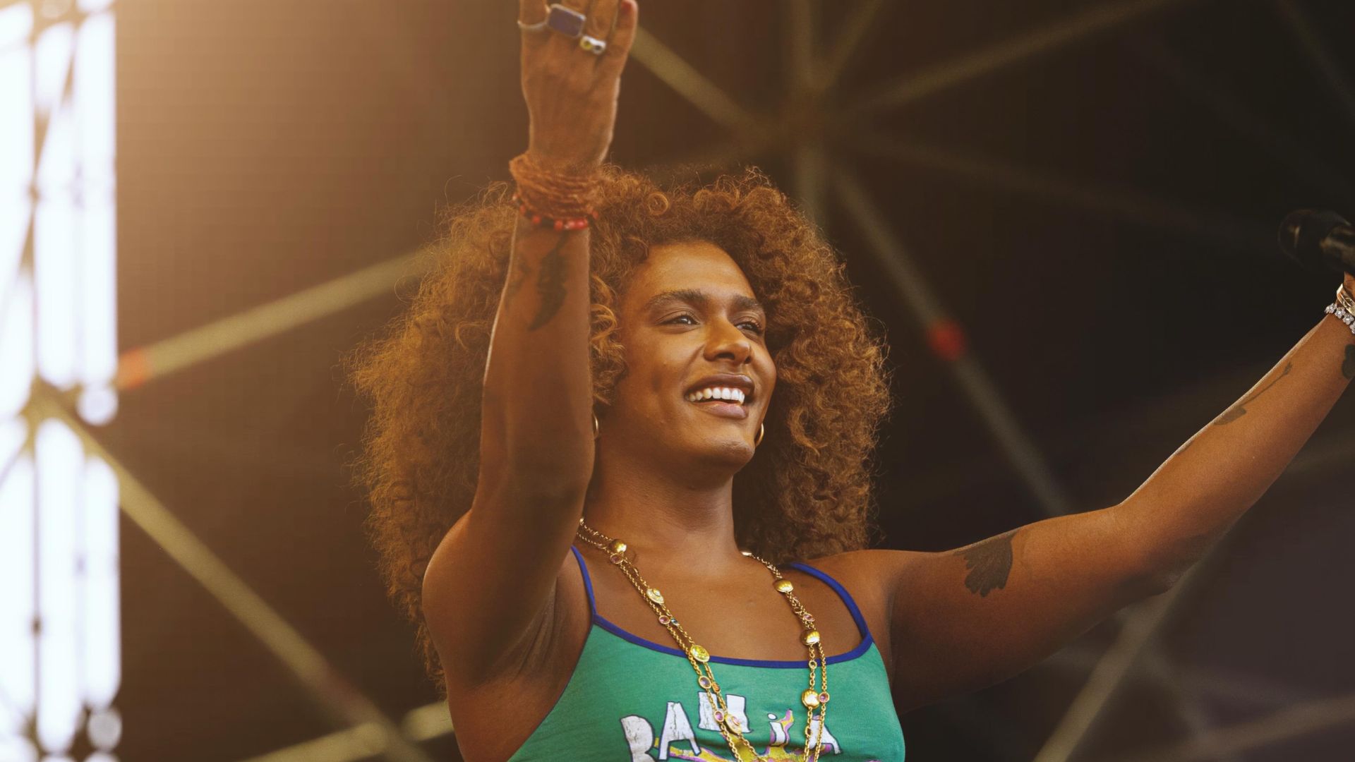 Aos 31 anos, Liniker refletiu sobre os preconceitos que continuam atravessando sua vida mesmo após a ascensão profissional - Foto: Instagram/@linikeroficial