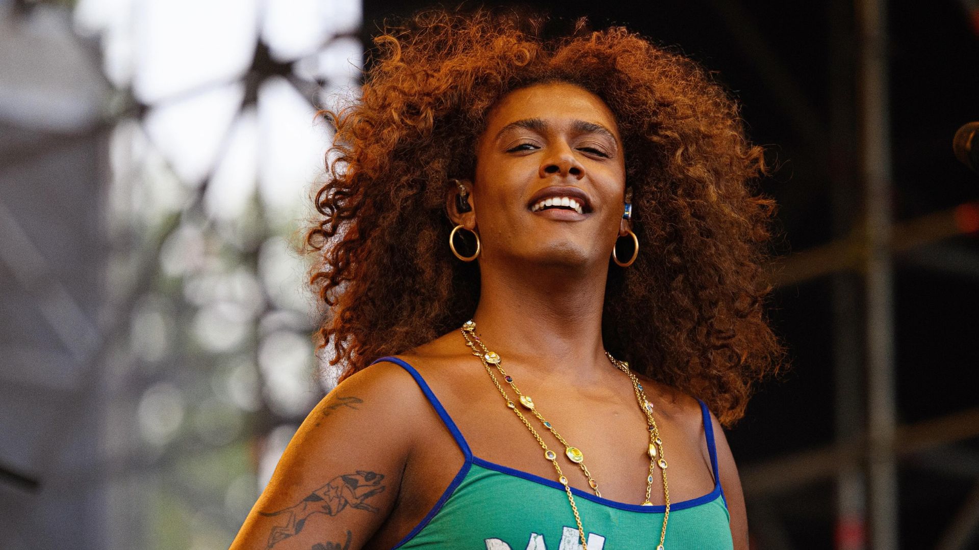 Liniker revelou que, apesar do reconhecimento conquistado na música, ainda enfrenta episódios de preconceito no cotidiano - Foto: Instagram/@linikeroficial