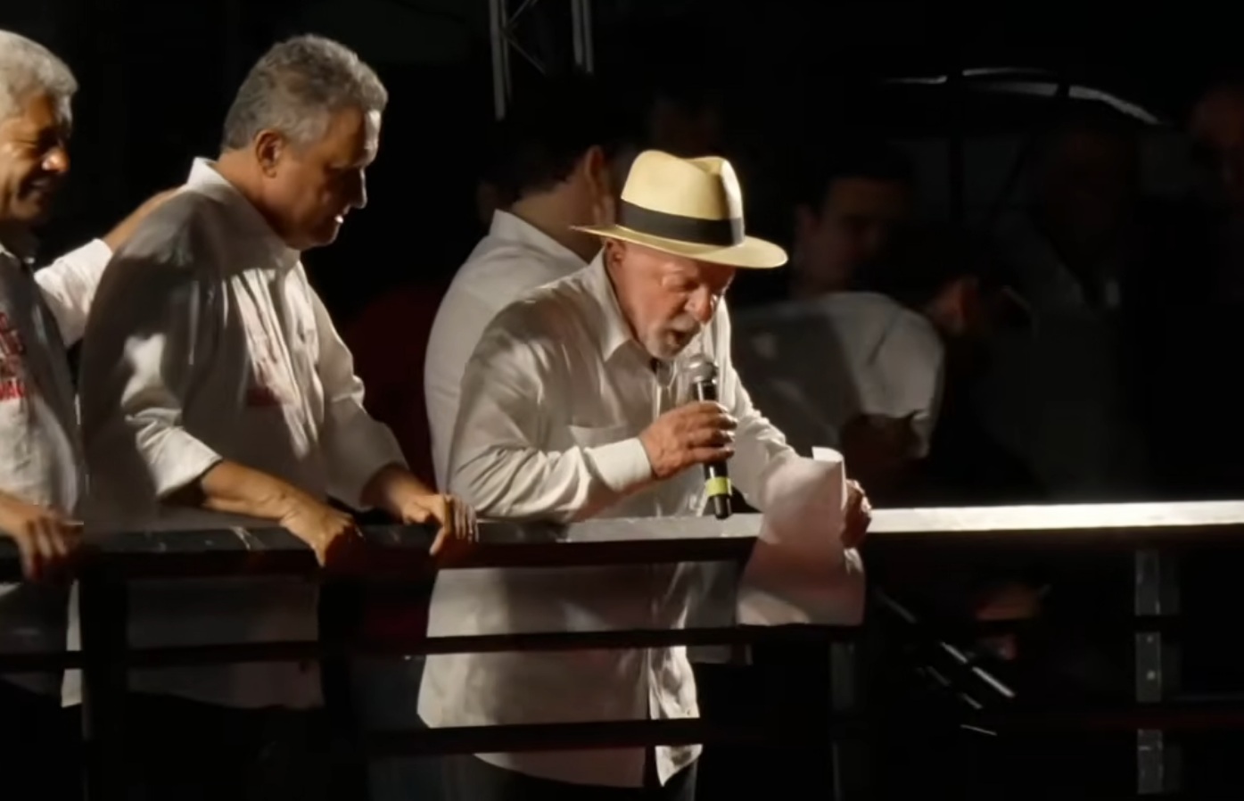 Em Salvador, Lula se estressa com falha no microfone: "É a quinta vez" - QTU Questões do Universo