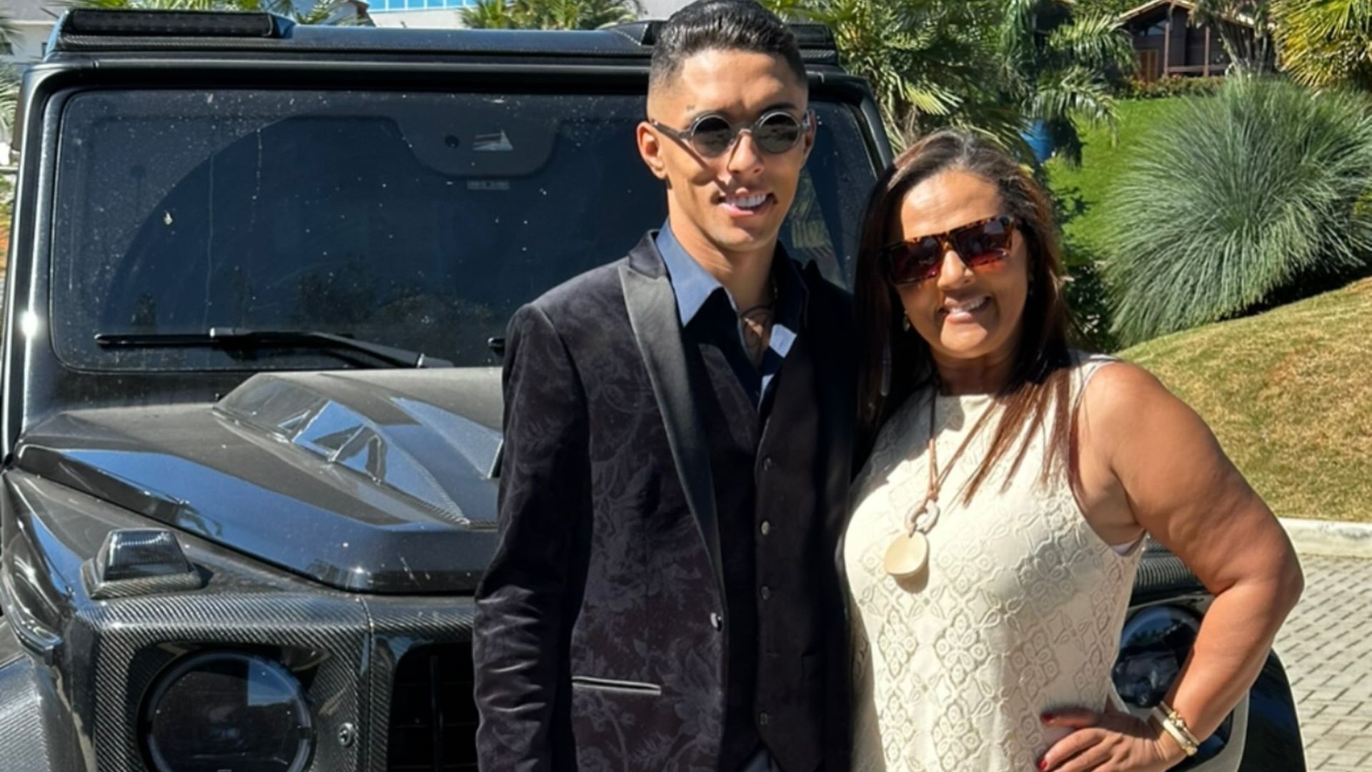 Mãe de Buzeira comemorou a soltura do filho após cerca de 10 meses de prisão preventiva - Foto: Redes Sociais
