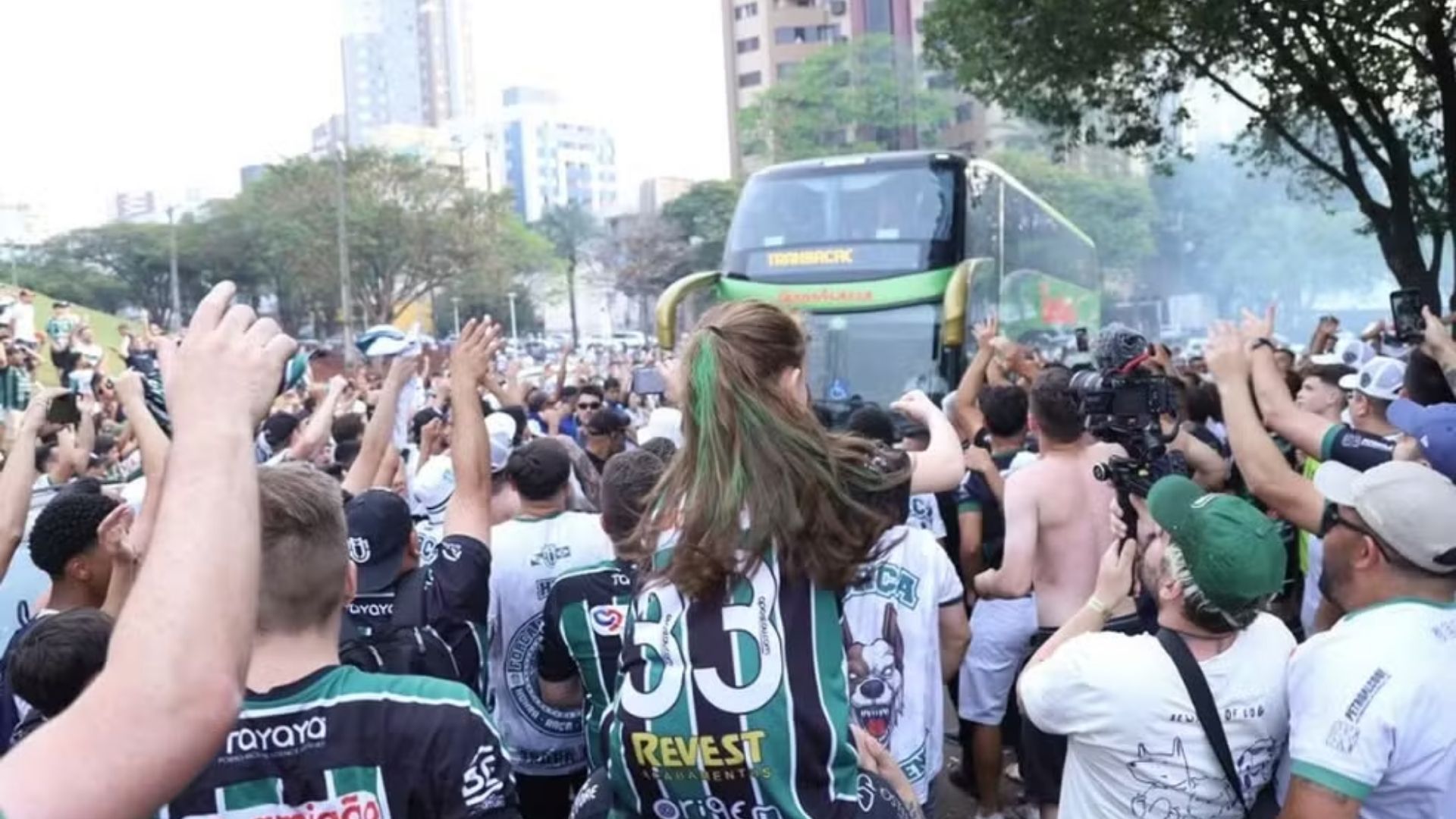 Torcida do Maringá recebe o time antes do jogo decisivo na Série D — Foto: João Paulo Santos/Divulgação/Maringá FC