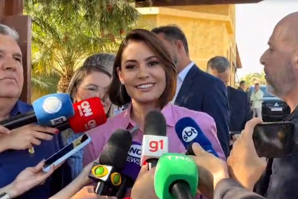 Direto de Brasília: Michelle Bolsonaro se reencontra com Flávio após atritos; "Qual família é perfeita?"
