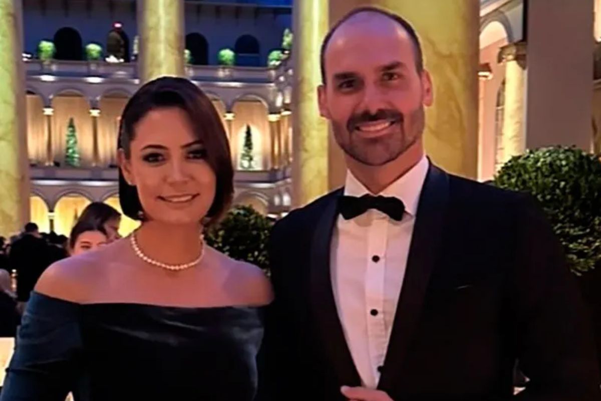 Eduardo Bolsonaro faz aceno a críticas de blogueiro contra Michelle: “Triste, mas verdadeiro”