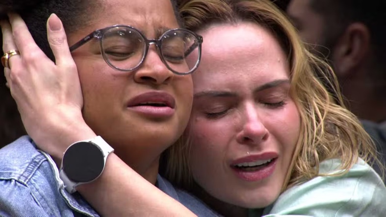 Tia Milena manda recado sobre amizade com Ana Paula Renault e é massacrada na web: “Nunca vai superar” 
