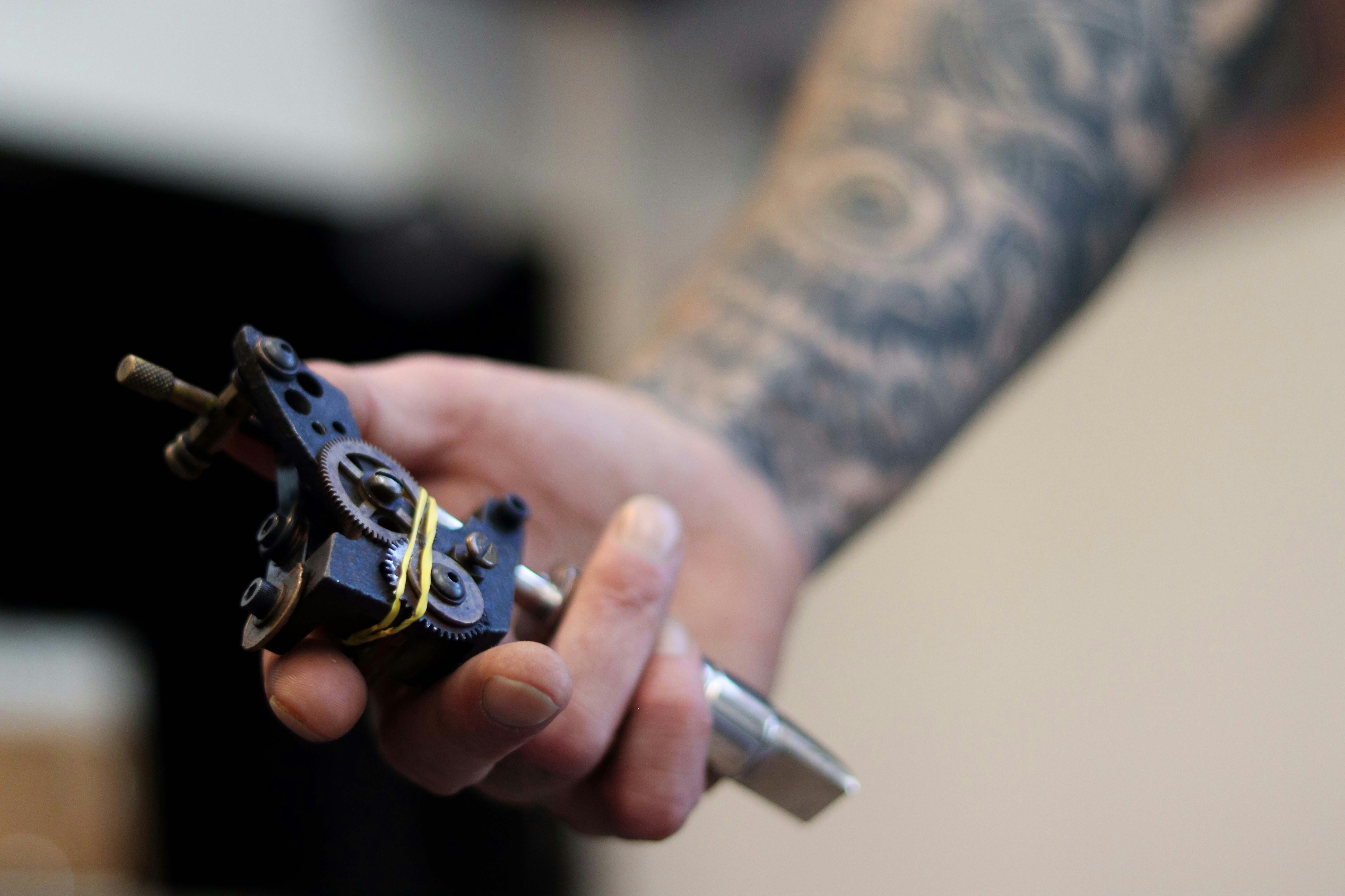 Máquina de tatuagemm com um tatuador