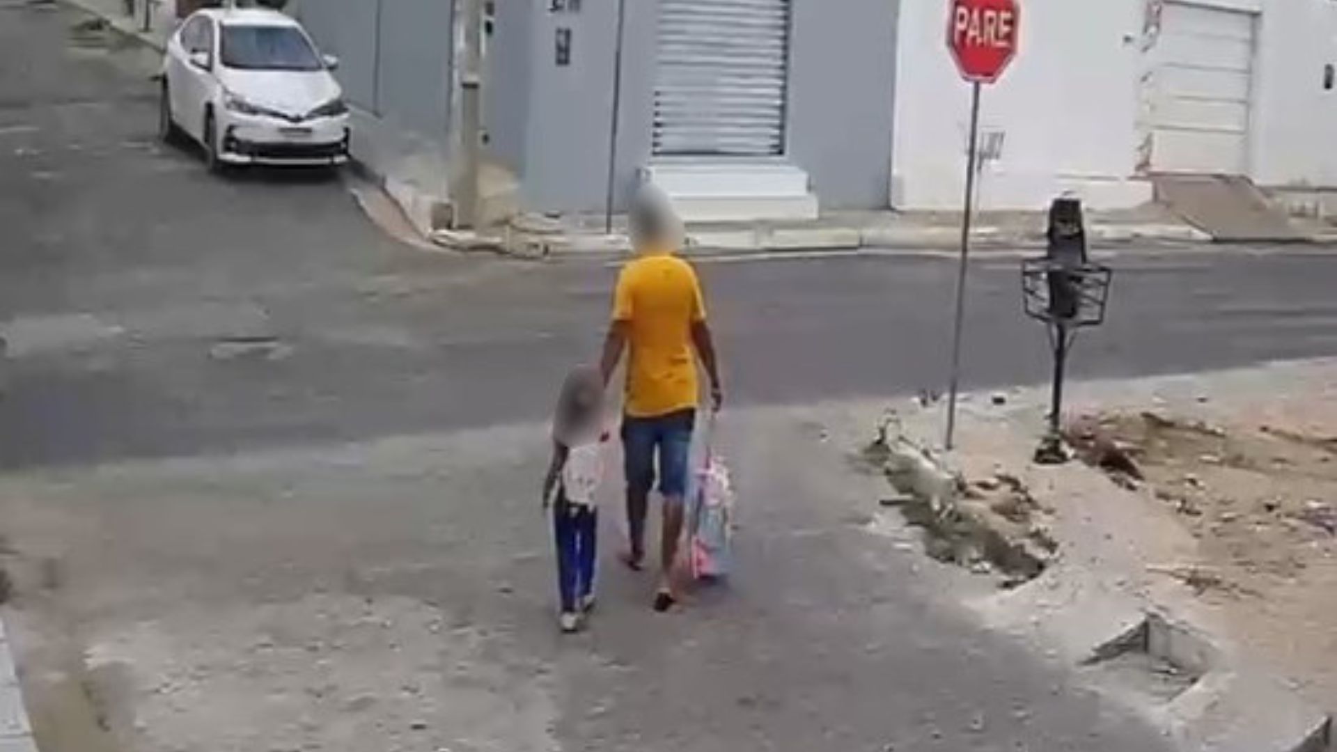 	 Esiel acompanhado de criança antes dos disparos - Foto: Captura de tela