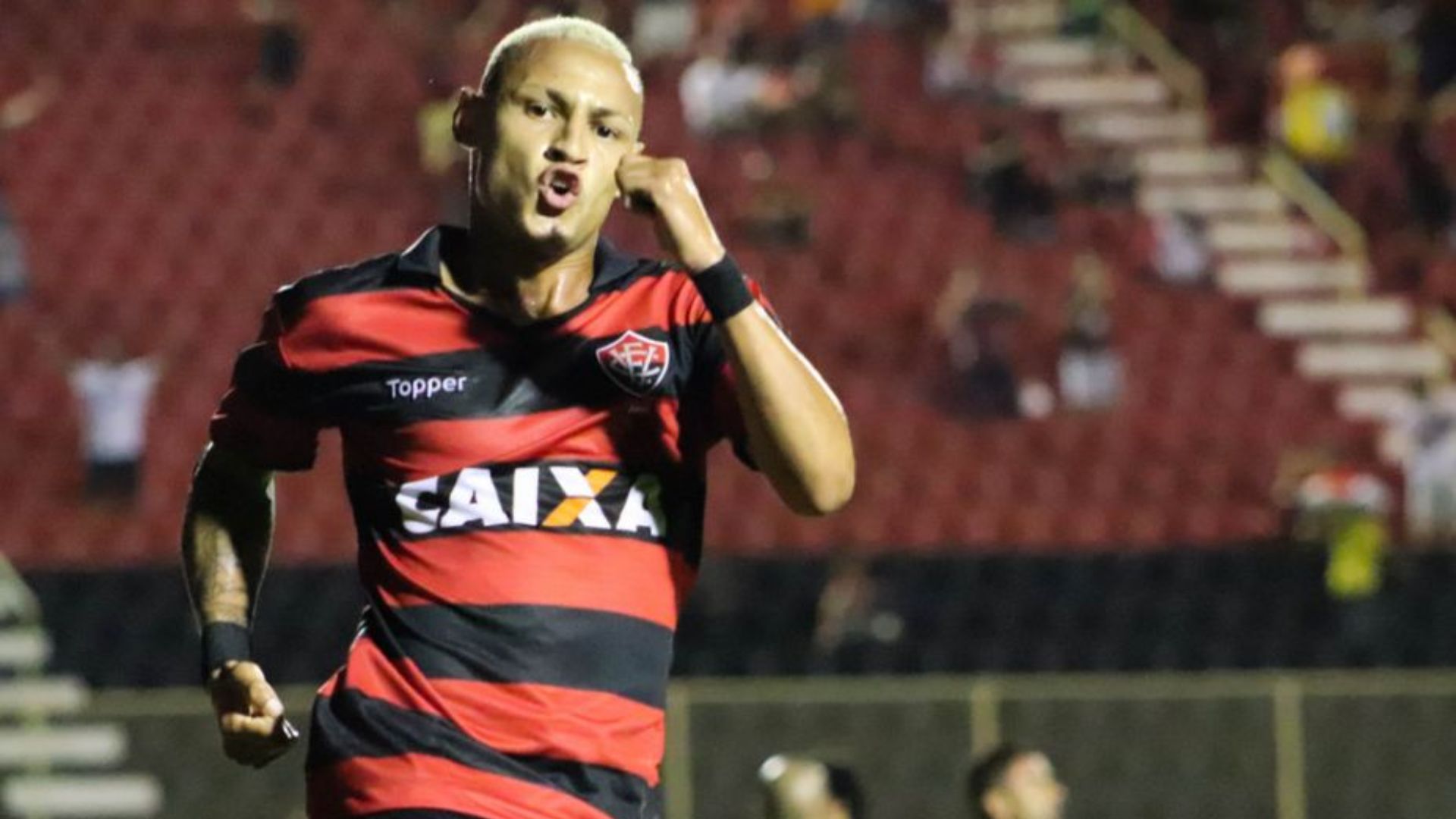 Neilton com as cores do Esporte Clube Vitória - Foto: Maurícia da Mata / Divulgação / E. C. Vitória