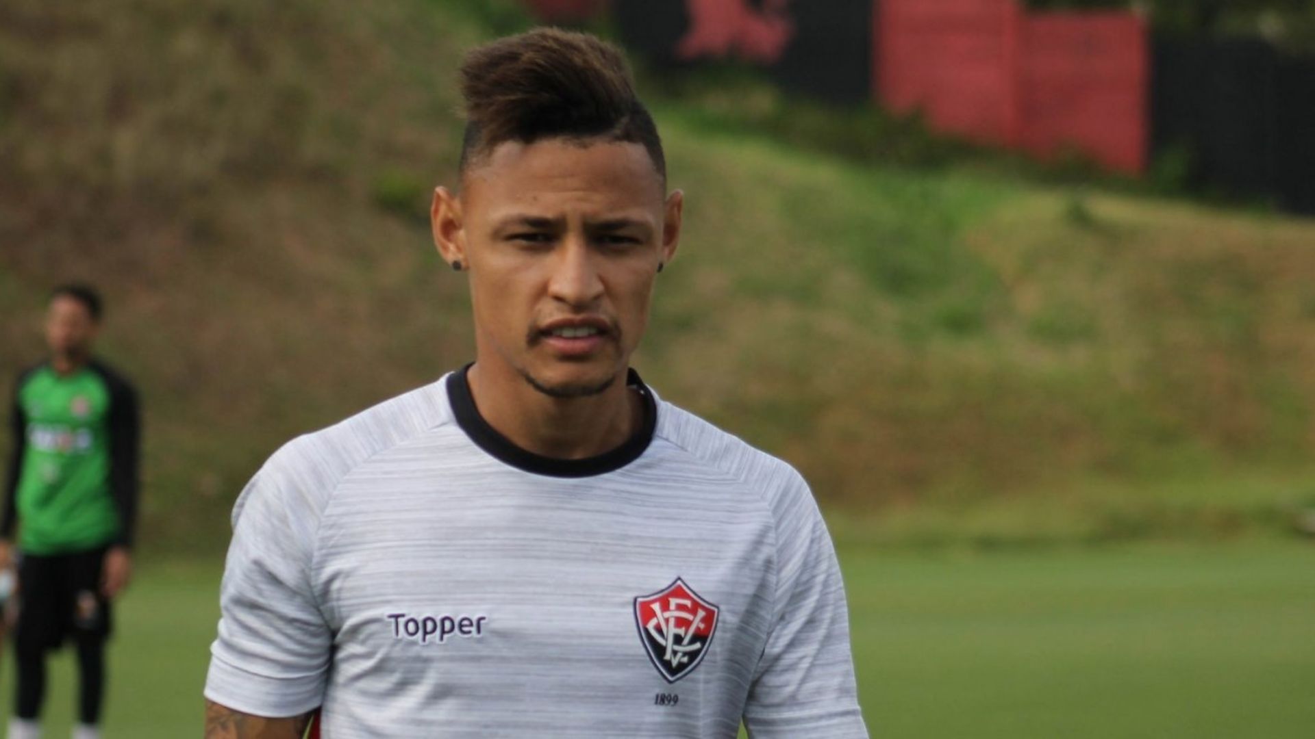 Neilton com as cores do Esporte Clube Vitória - Foto: Maurícia da Mata / Divulgação / E. C. Vitória