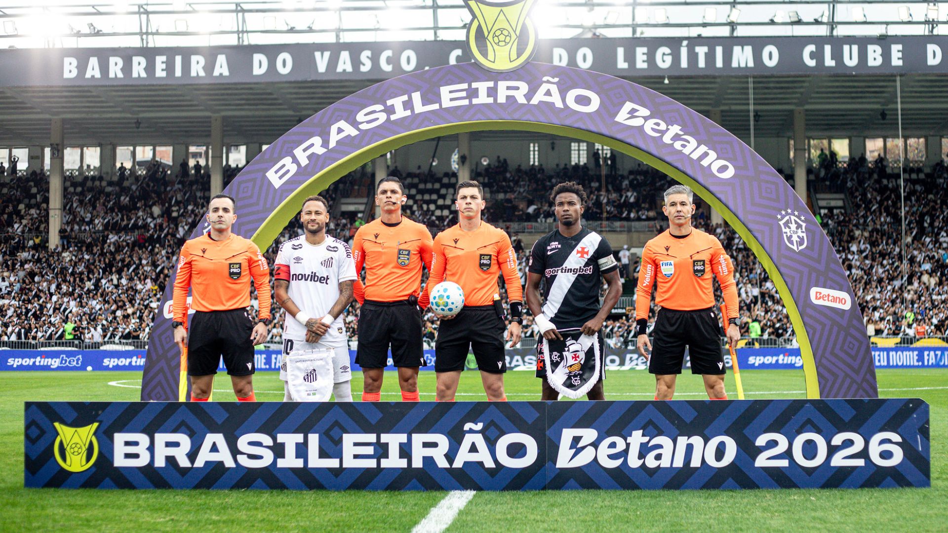 Neymar e Thiago Mendes ficaram frente a frente durante protocolo antes de Santos x Vasco - Foto: Reinaldo Campos/ Santos F.C
