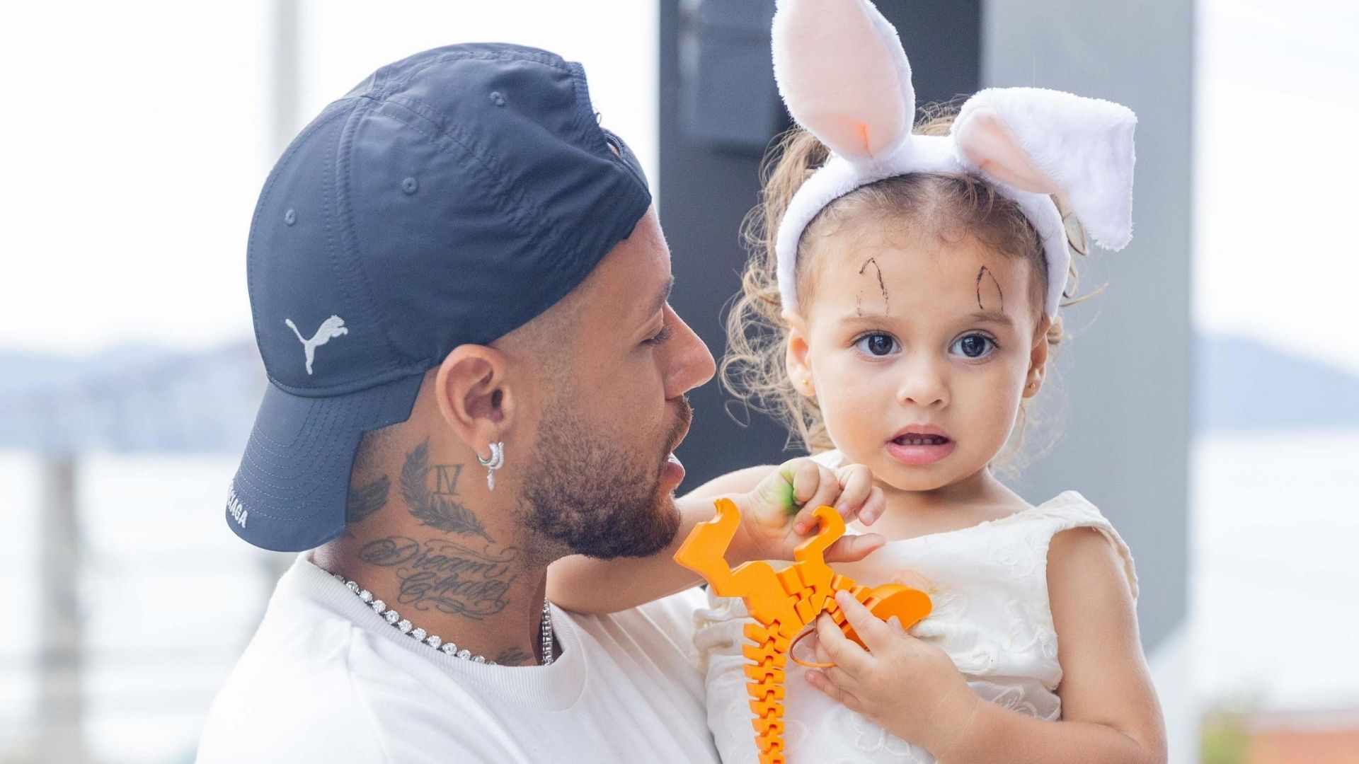Neymar aparece em momento de carinho com uma das filhas; jogador se posicionou sobre responsabilidade dos pais após separação — Foto: Reprodução/Instagram