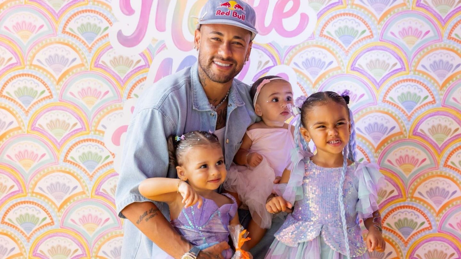 Neymar reúne os filhos em registros compartilhados nas redes sociais; atacante será pai pela quinta vez — Foto: Reprodução/Instagram