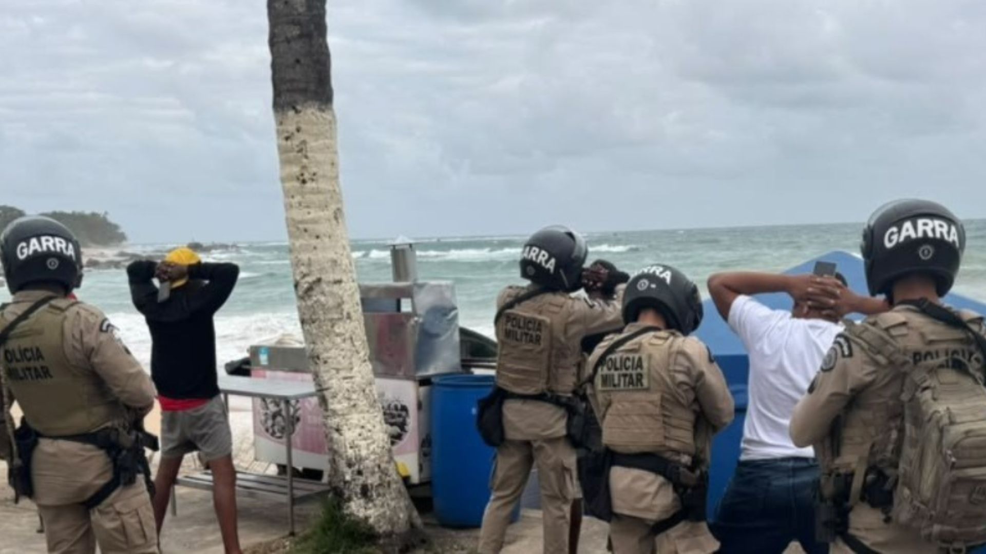 Drogas e dinheiro são encontrados enterrados na areia durante ação policial em Itapuã - Divulgação/Policia Militar