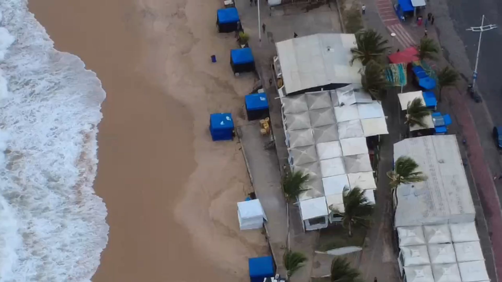 Drogas e dinheiro são encontrados enterrados na areia durante ação policial em Itapuã - Divulgação/Policia Militar
