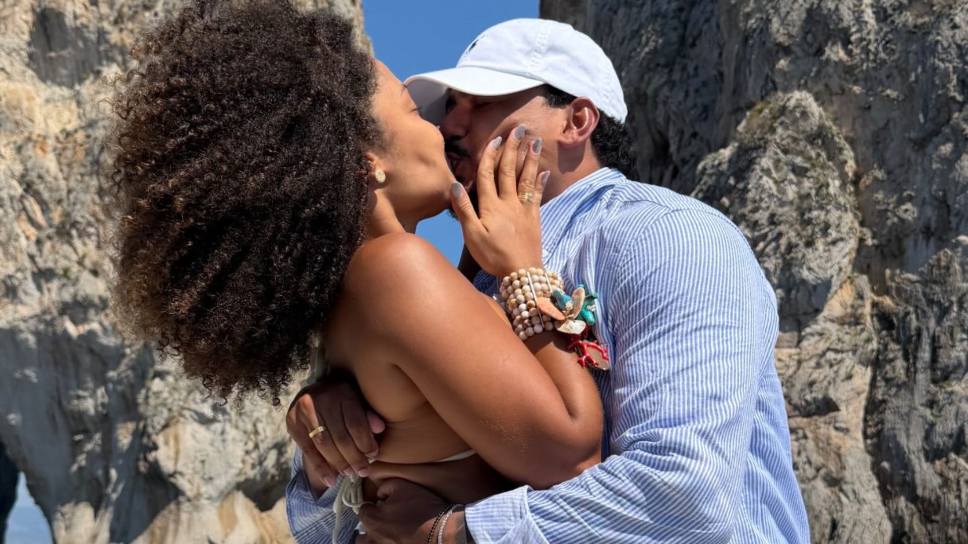 Rafa Moreira foi surpreendida por Hivaldo Jr. com pedido de casamento durante passeio de lancha na Itália, poucos meses após oficializarem namoro - Foto: Instagram