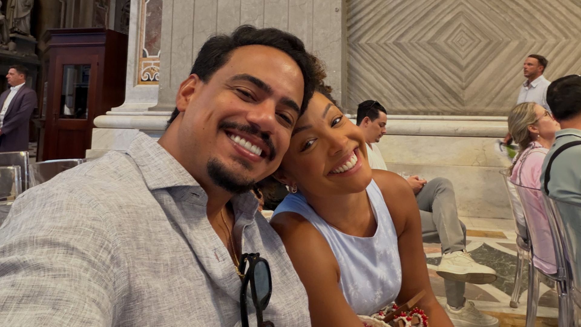 Rafa Moreira foi surpreendida por Hivaldo Jr. com pedido de casamento durante passeio de lancha na Itália, poucos meses após oficializarem namoro - Foto: Instagram