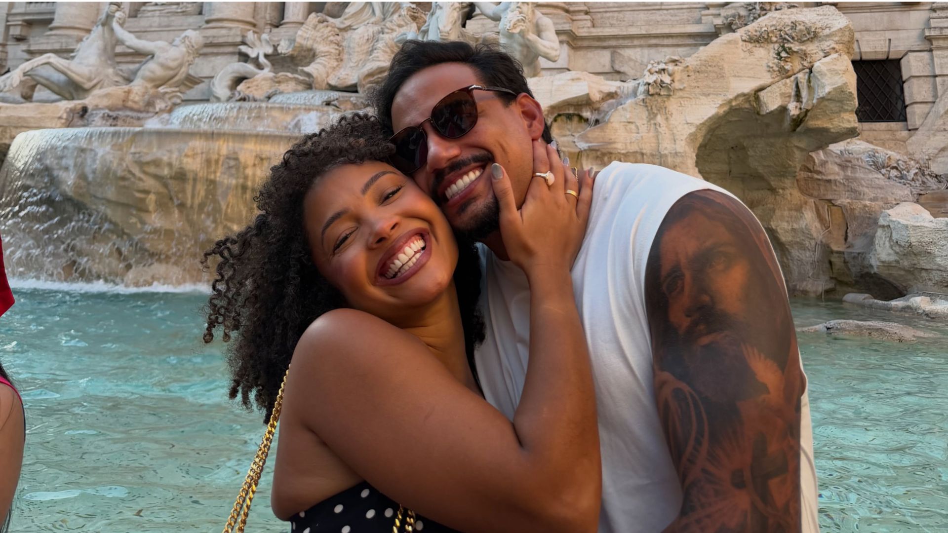 Rafa Moreira foi surpreendida por Hivaldo Jr. com pedido de casamento durante passeio de lancha na Itália, poucos meses após oficializarem namoro - Foto: Instagram